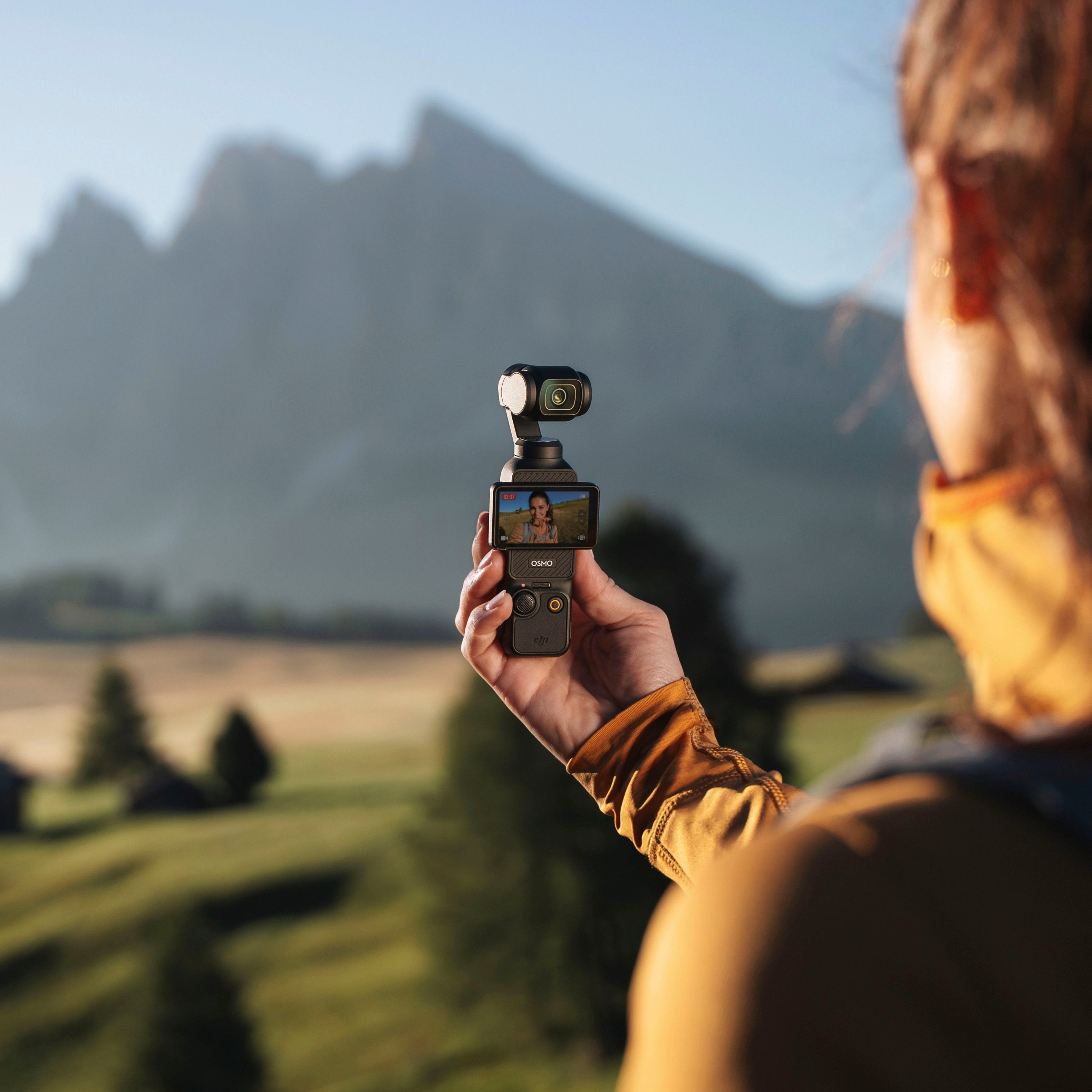 DJI – Osmo Pocket 3 Creator Combo 3-Axis Stabilized 4K Handheld Camera with Rotatable Touchscreen – Gray